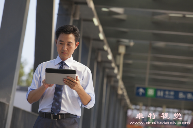 地铁图片素材：地铁：城市出行的新选择