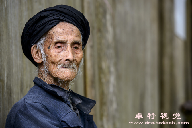 老人图片素材：关注老年人的健康和幸福