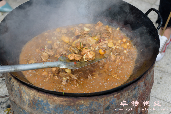 火锅图片素材：热辣火锅：麻辣鲜香的美食享受