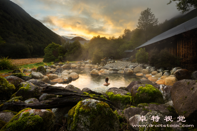 温泉图片素材：热水池与山泉相遇：探寻日本温泉文化