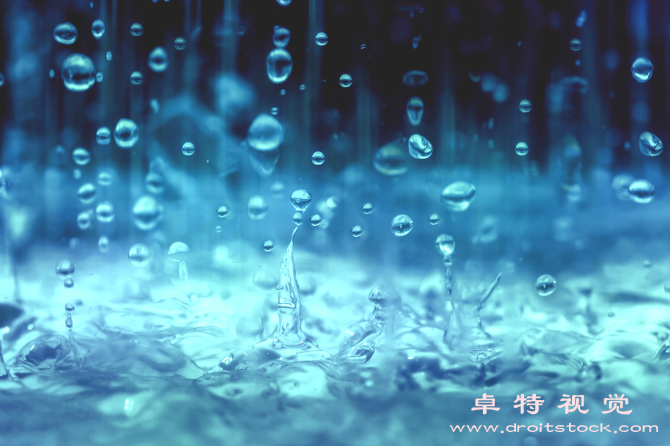 下雨图片素材：雨声中的诗意世界