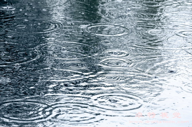 下雨图片素材：雨声中的诗意世界