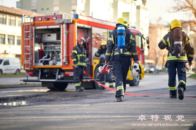 消防员图片素材：英雄不问出路，消防无偿救援