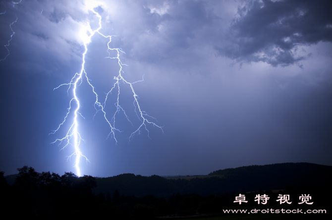 雷电图片素材：探讨雷电现象的成因及相关安全知识