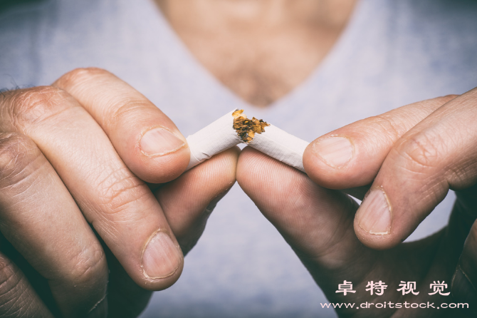 抽烟图片素材：探讨抽烟对身体和环境的影响