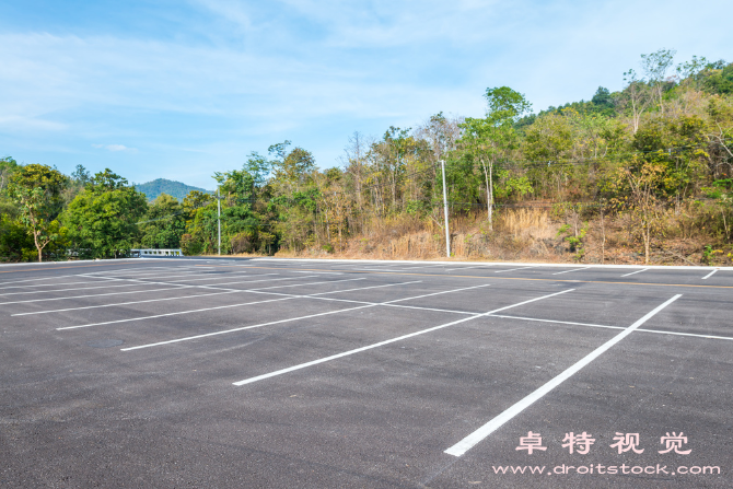 停车场图片素材：停车场：解决城市停车难题的重要场所