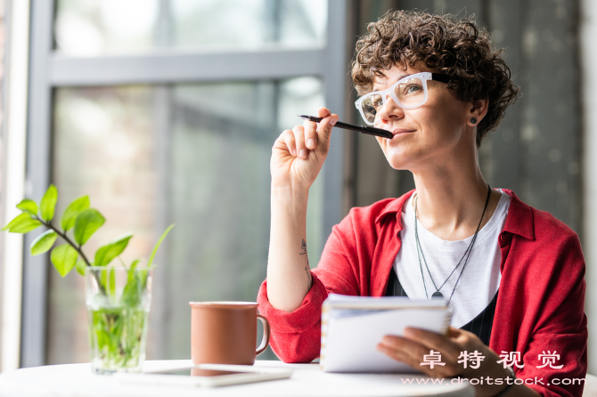 思考图片素材：脑力风暴：思维创新与深度思考的进阶技巧