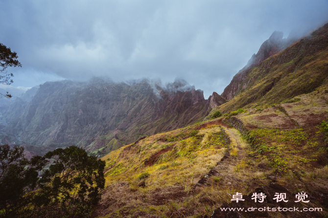 山脉图片素材：千峰环抱，山川秀美：描绘山脉的自然风光