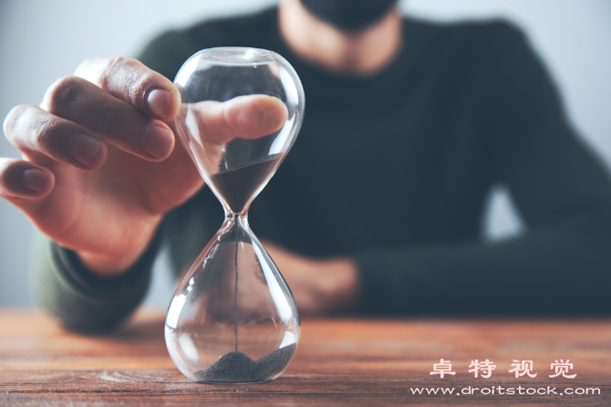 沙漏图片素材：「时间之沙：探寻沙漏的历史与现代意义」