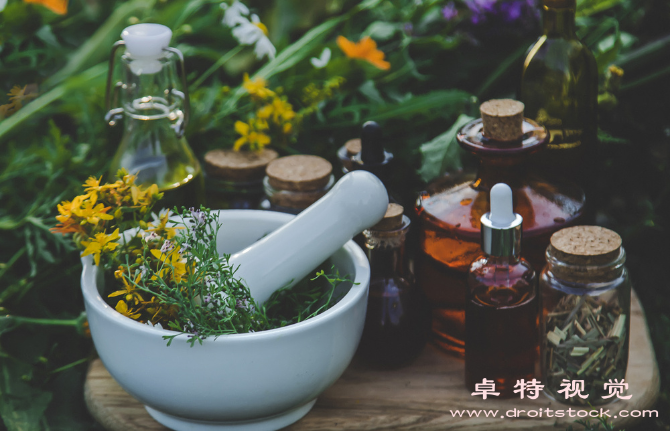 替代医药视频素材：替代医药：探寻传统与现代的结合方式