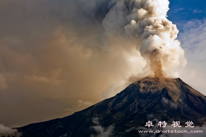 火山爆发视频:火山爆发自然之力的威力展现