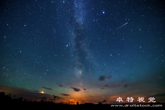 流星雨视频:天文奇观流星雨璀璨夜空