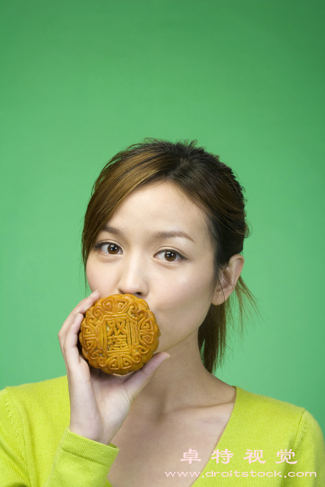 月饼图片:中秋佳节月满人团圆探究中国传统糕点月饼的历史和文化意义