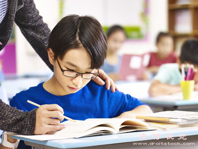 小学生图片:如何培养小学生的学习兴趣和自信心