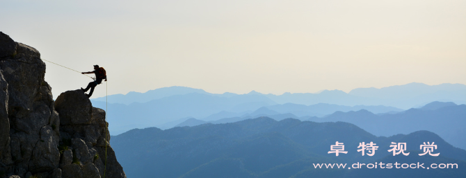 爬山视频素材（攀登高峰征服天险谈谈爬山的意义）