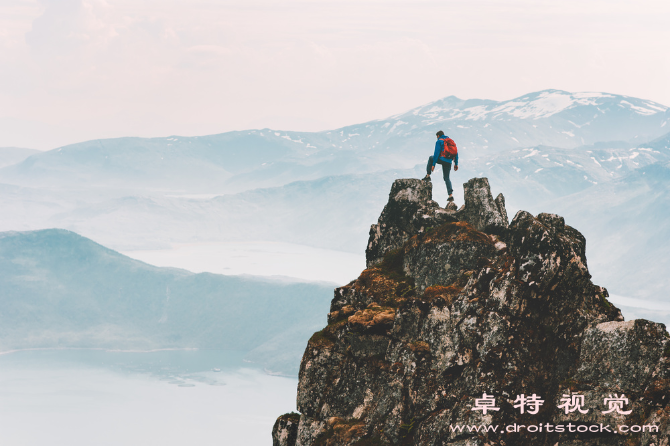 爬山视频素材（攀登高峰征服天险谈谈爬山的意义）