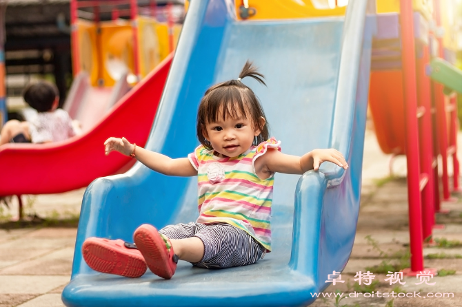 小孩图片素材（宝宝成长手册关注儿童健康与教育）