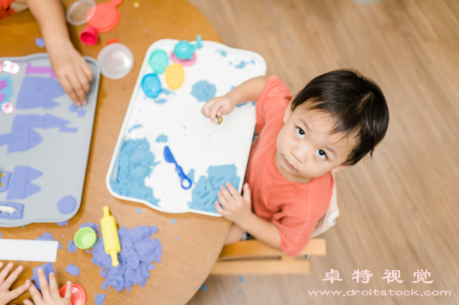 小孩图片素材（宝宝成长手册关注儿童健康与教育）