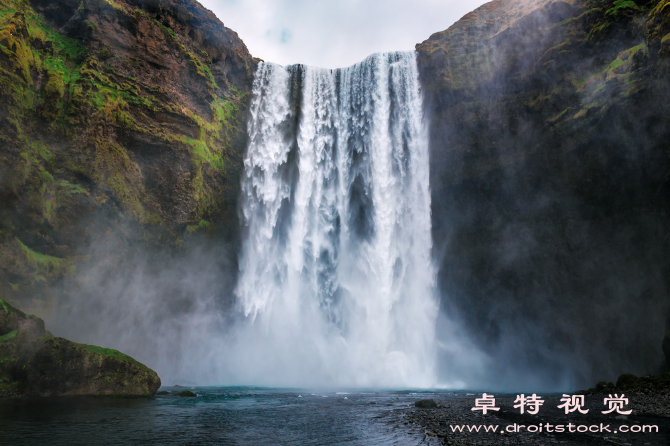 瀑布图片素材（迎着瀑布的风雨感受大自然的震撼之美）