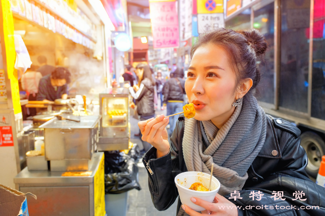 美食街图片素材（美食之旅走进热闹的美食街）