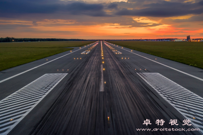 夜光跑道视频素材（夜光跑道让你在黑夜中释放活力的绚丽跑道）