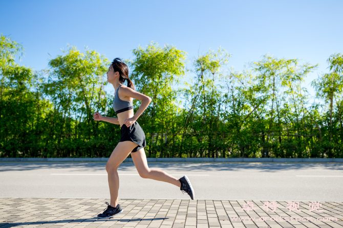 跑步背影视频素材（孤独与自由跑步时的背影）