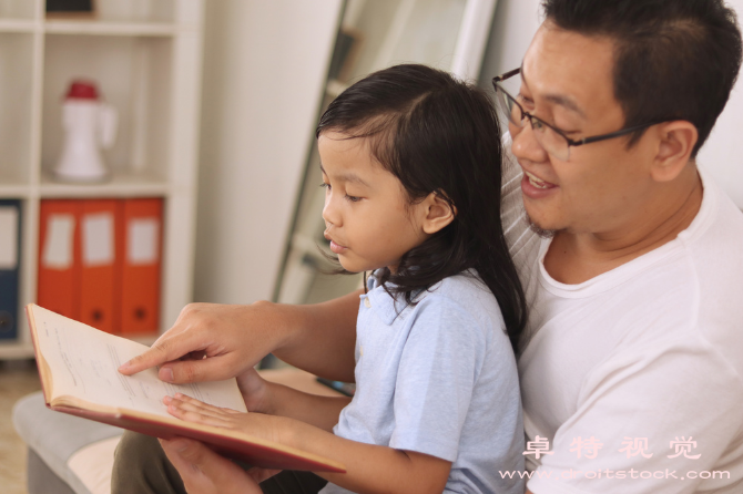 送孩子上学视频素材（送孩子上学家长的责任与挑战）