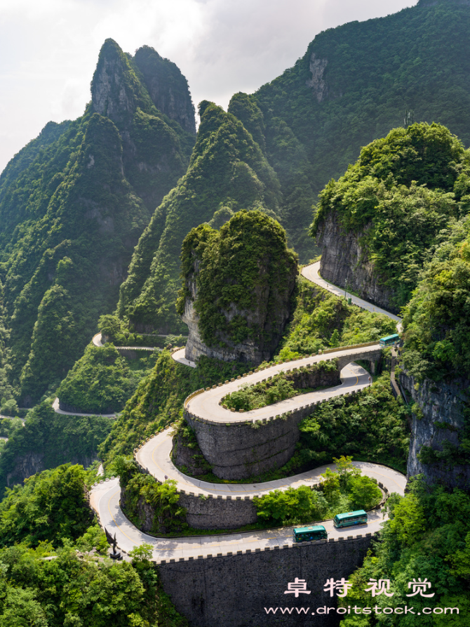 天门山视频素材（登临天门俯瞰万象追寻天门山的壮丽之美）