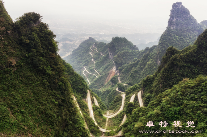 天门山视频素材（登临天门俯瞰万象追寻天门山的壮丽之美）