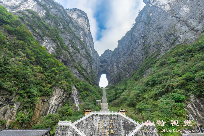 天门山视频素材（登临天门俯瞰万象追寻天门山的壮丽之美）