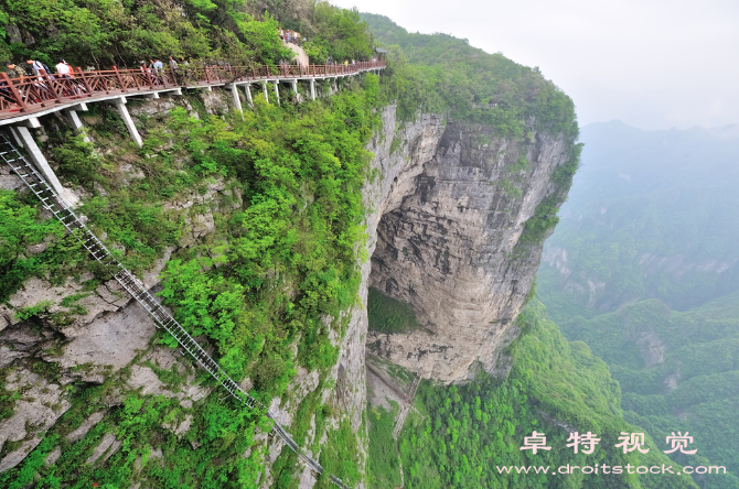 天门山视频素材（登临天门俯瞰万象追寻天门山的壮丽之美）