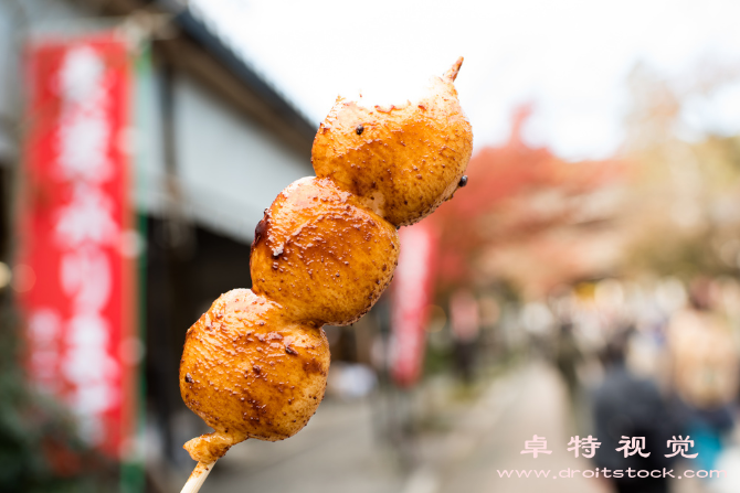 糍粑视频素材（探寻中国传统美食糍粑的来源制作与文化背景）