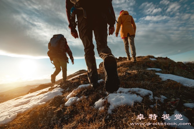 大人登山视频图片