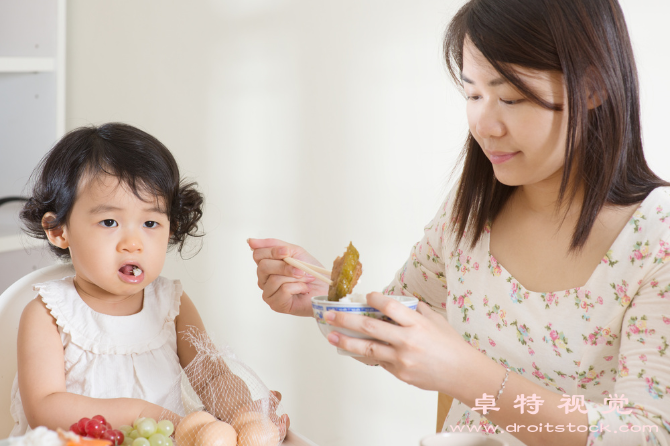 小孩吃饭图片素材