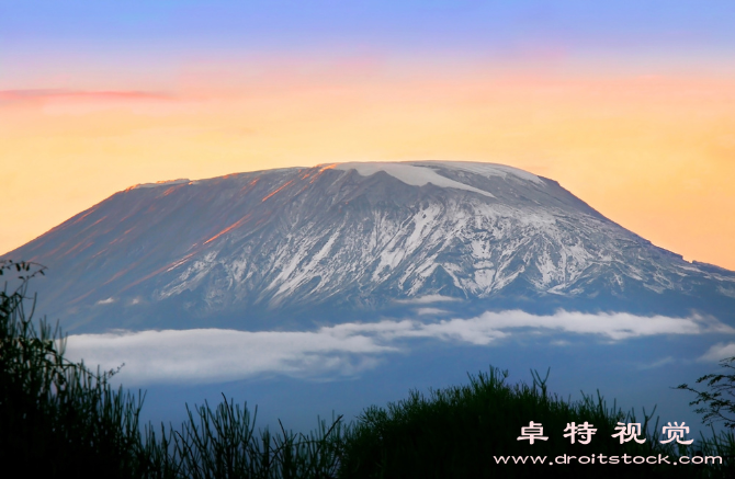 爬雪山图片